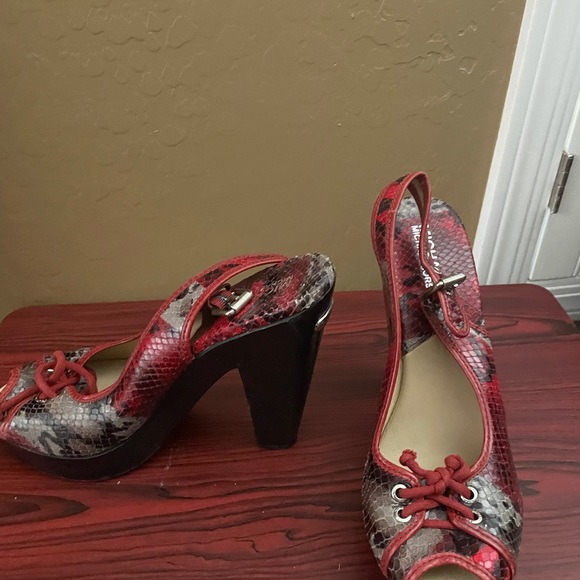 Red high heel shoe with designs - Picture 2 of 3